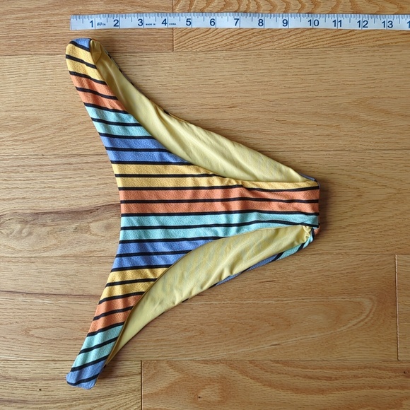 Hurley. Light Sunflower Striped Cheeky Bikini Bottom. Size Small. - Picture 9 of 9